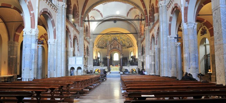Interiér současné trojlodní baziliky 