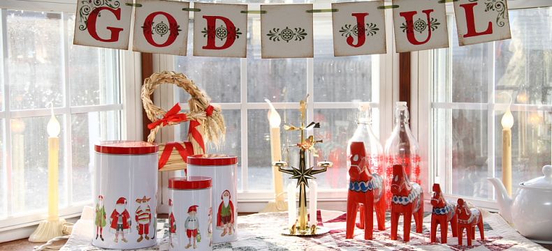 Švédské Vánoce – vánoční slaměný kozel i malý červený malovaný koník 