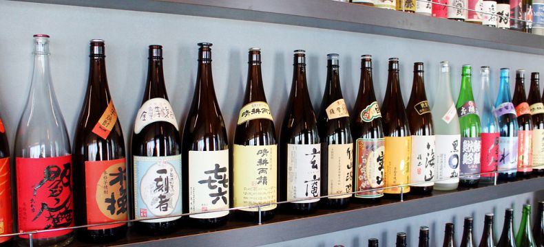 Japonské víno neboli saké vzniká několikanásobným kvašením rýže 