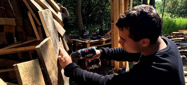Dánský umělec vytvářel své milé obry z recyklovaného dřeva
