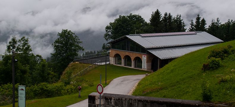 Středisko Dokumentace Obersalzberg je umístěno přímo pod Orlím hnízdem 