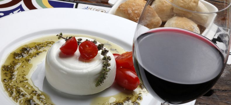 Sýr burrata a temně rudé víno jsou chloubami apulijské gastronomie