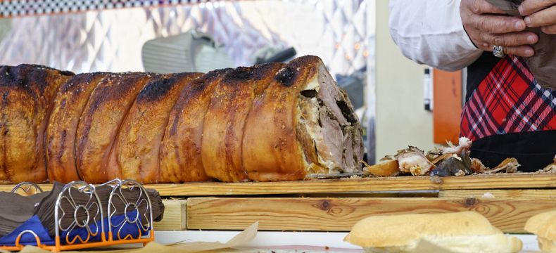 Typickým římským street foodem je panino con la porchetta 