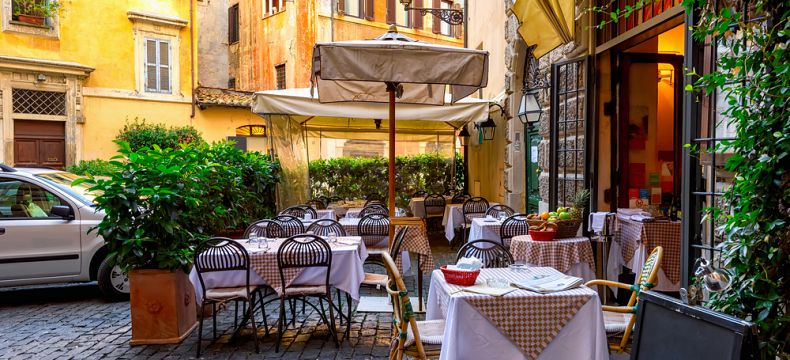 V Římě si na dobré večeři pochutnáte v některé z tradičních trattorií 