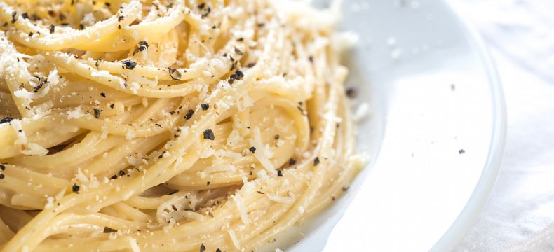 Těstoviny caccio e pepe jsou jednoduchou lahůdkou římské kuchyně