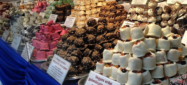 Lákavá nabídka sladkostí na adventních trzích 