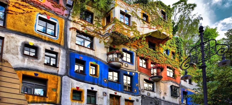 Barevný Hundertwasserův dům bude děti bavit 