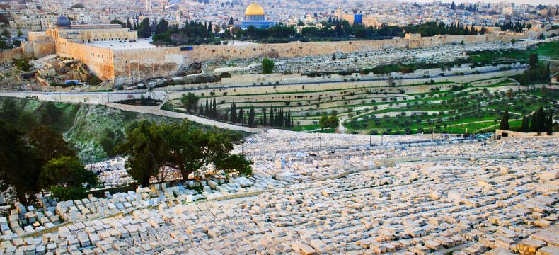 Největší židovský hřbitov na světě na úbočí hory 
