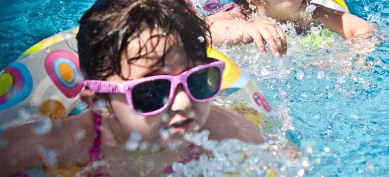 Rodiny s dětmi mohou využít zvýhodněné vstupné do bazénu a na vyhlídkovou terasu