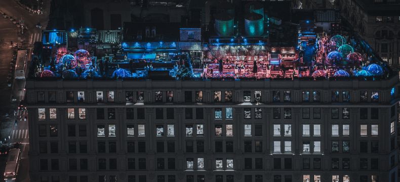 Speciální vyhřívaná iglú na jednom z největších střešních barů v New Yorku 