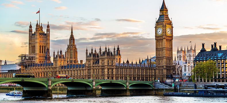 Majestátní budovy londýnského parlamentu