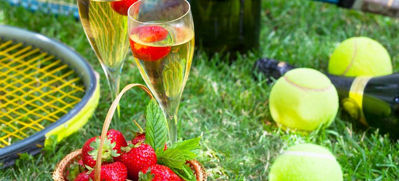 K wimbledonskému turnaji neodmyslitelně patří jahody, šlehačka a šampaňské