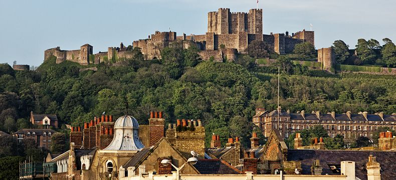 Nad městem se ční doverský hrad, kterému se přezdívá "klíč do Anglie"