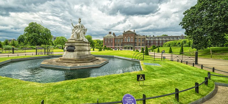 K paláci patří i rozsáhlé Kensingtonské zahrady