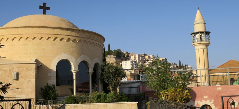 Mešita vedle katolického kostela 