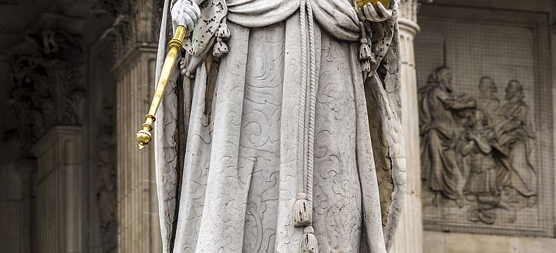Královna Anna Stuartovna s korunovačními klenoty