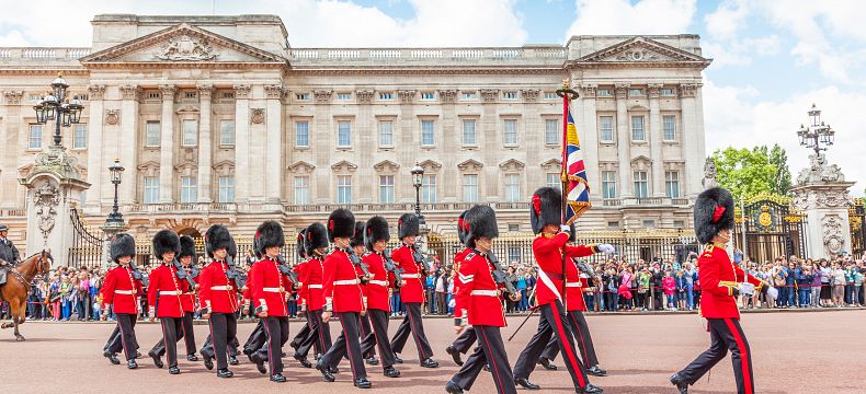 Oficiálním sídlem panovníka se Buckinghamský palác stal až za vlády královny Viktorie