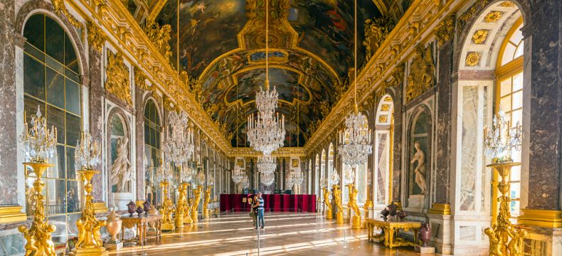 Okny blyštivého Versailles pohlédněte do královské zeleně