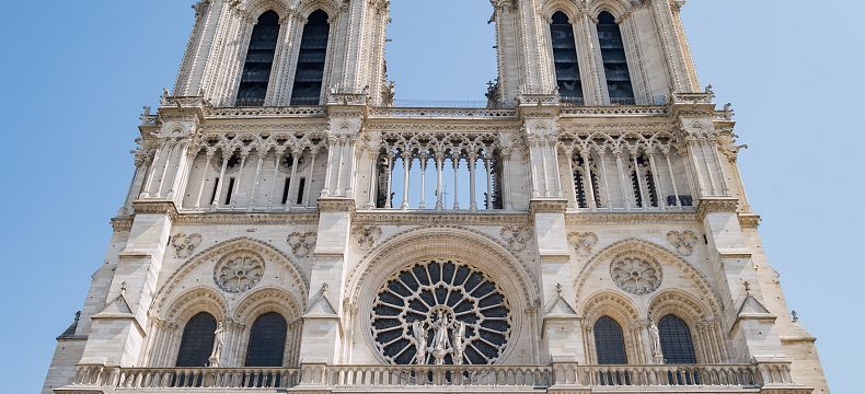 Architekt Viollet-le-Duc nechal postavit dvě hlavní věže