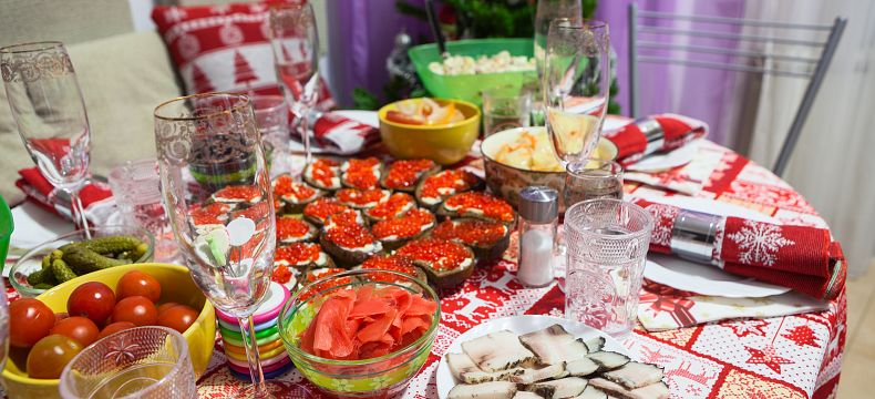 Na svátečním stole nesmí chybět saláty, ryby a jiné pochutiny