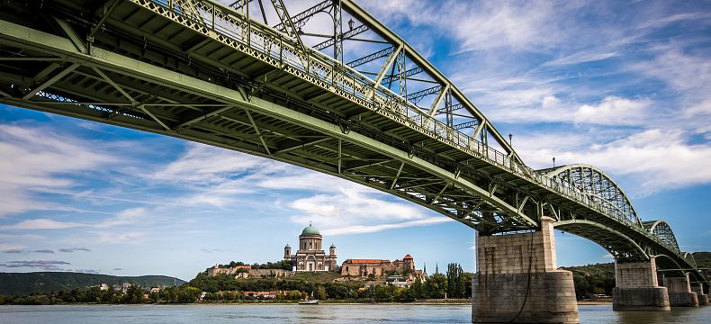 Most propojuje dvě města s bohatou historií