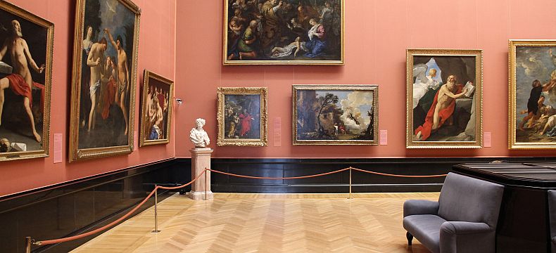 Interiér muzea je bohatě vyzdoben mramorem