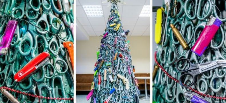 Předměty, které jsou zakázány pro přepravu, nyní zdobí netradiční vánoční stromek