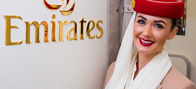 Krásné uniformy letušek společnosti Emirates