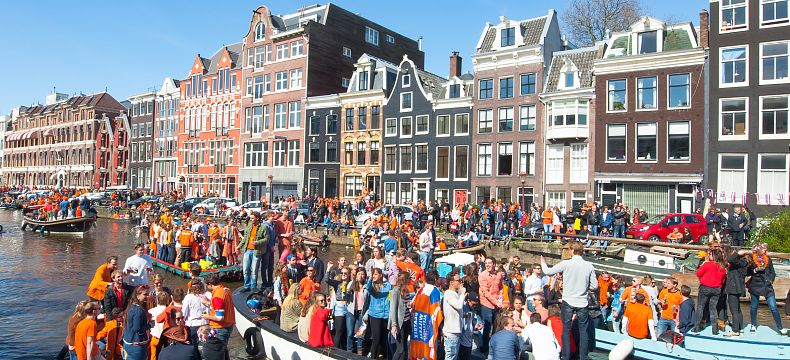  Amsterdam je dlouhodobě sužován nadměrným turistickým ruchem... 