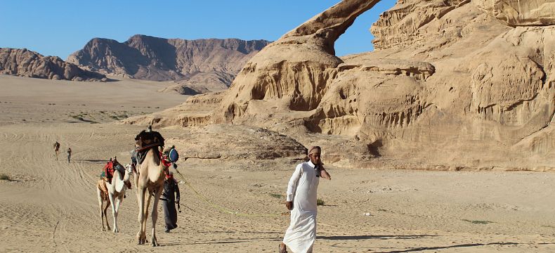 Beduíni na cestě pouští 