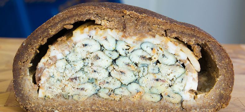 Kalakukko je žitný chléb plněný rybami a slaninou
