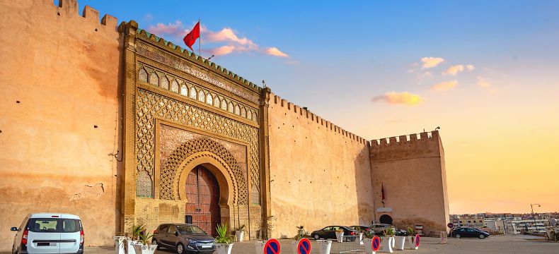 Impozantní hlavní brána al-Mansúr