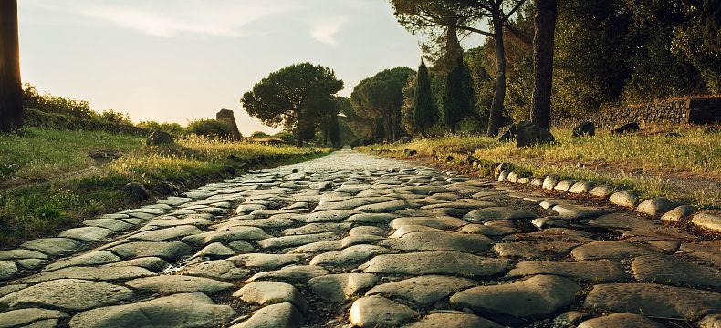 Římské silnice byly zpočátku stavěny pro vojenské účely
