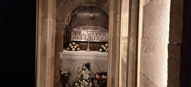 Schránka s ostatky svatého Jakuba nacházející se v podzemní kryptě katedrály