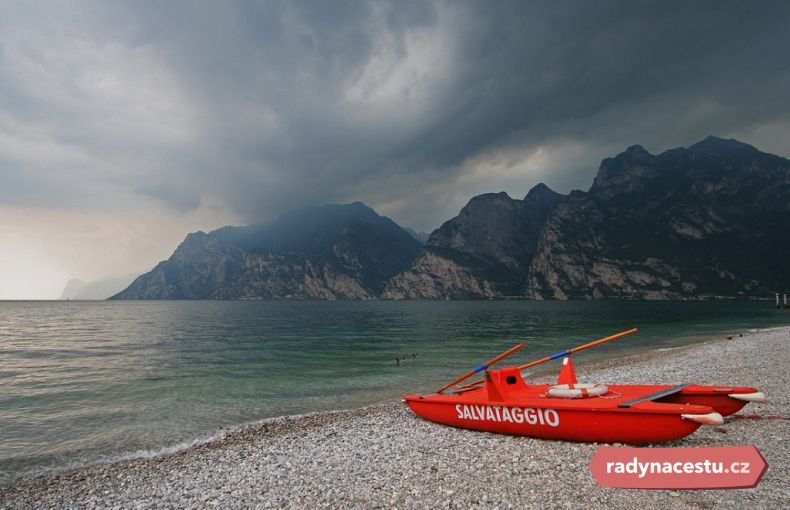 Přicházející bouřka na pláži Torbole Beach