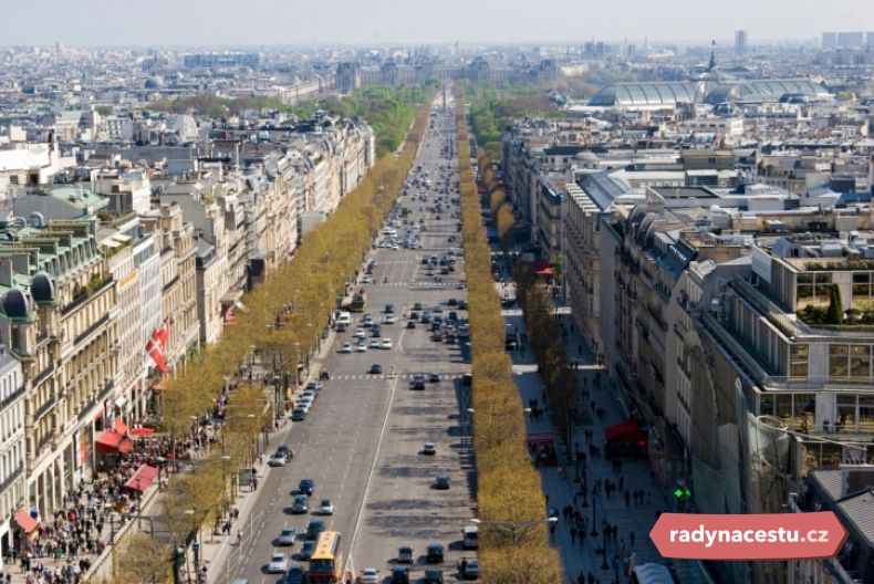 Pohled na ulici Champs-Élysées