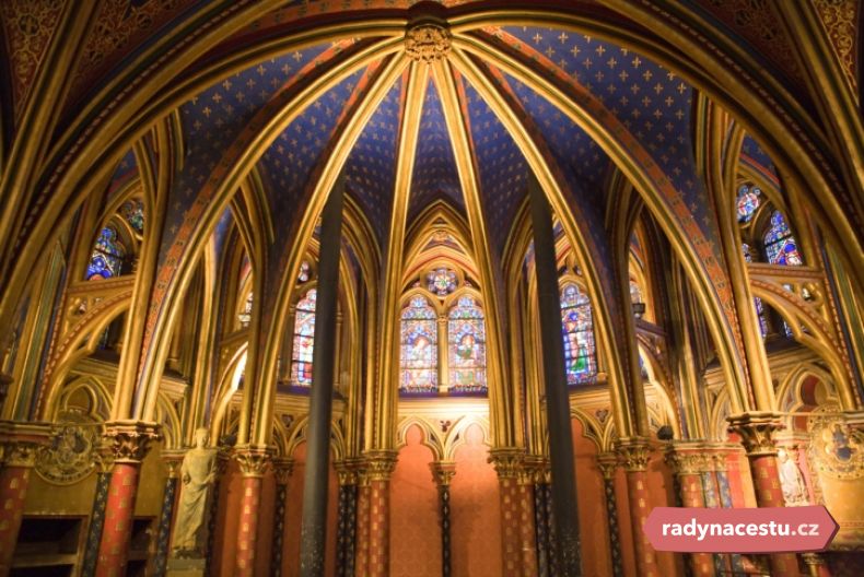 V Sainte Chapelle se nachází 1134 sklomaleb