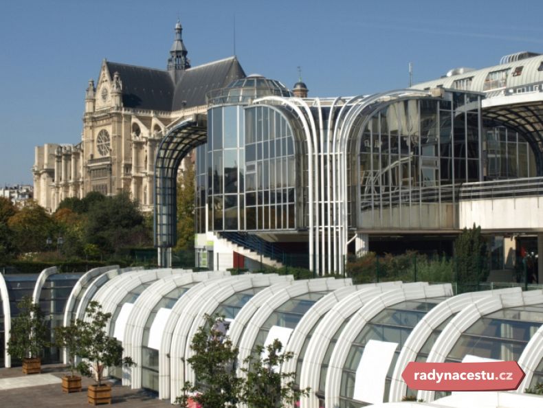 Les Halles - velká část obchodního domu je v podzemí, nahoře se nachází park