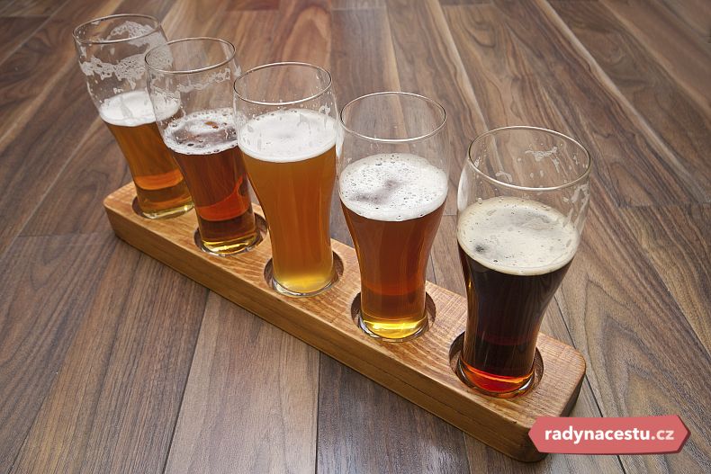 Na dřevěném tácu vám přinesou až osm piv za jednu cenu