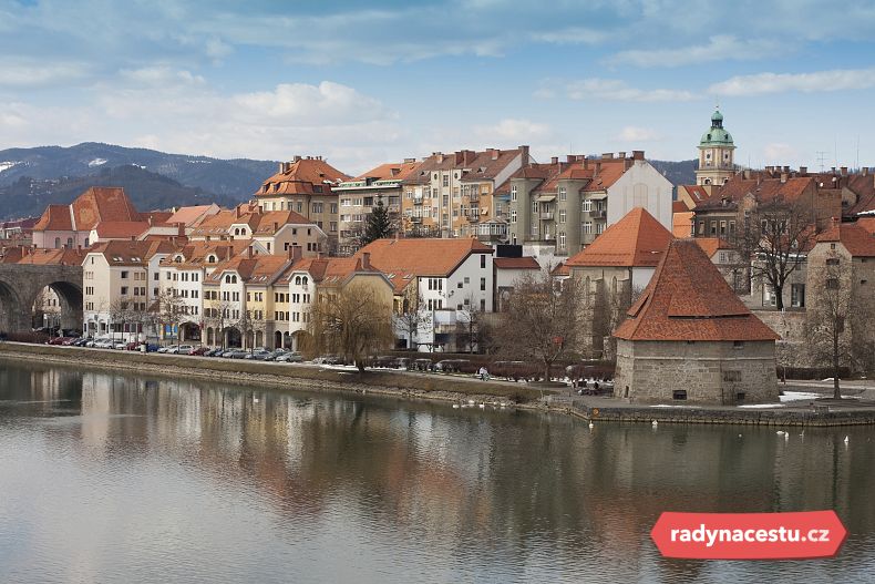Podzimní Maribor za řekou