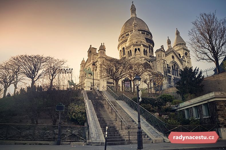 K bazilice Sacré Coeur lze vyjet lanovkou - emotivně silnější  je však jít nahoru po schodech