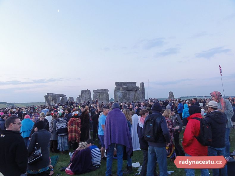 Slunovrat ve Stonehenge láká různorodé návštěvníky