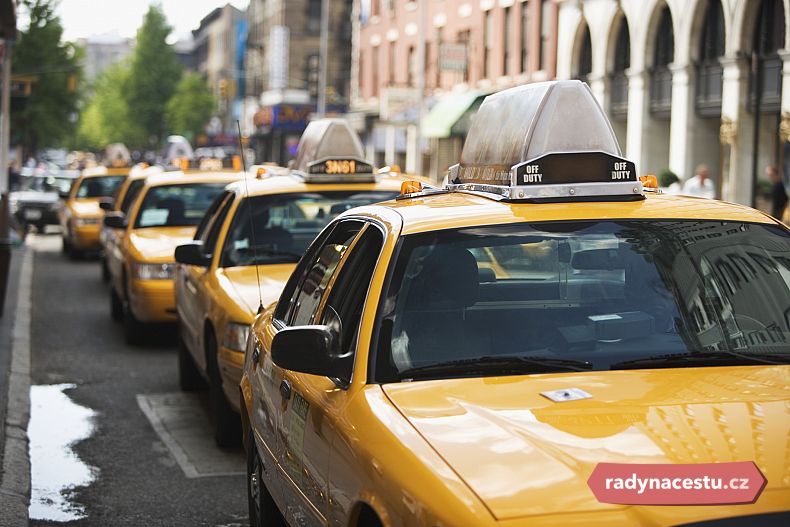 Kolony žlutých taxíků patří ke koloritu města New York 