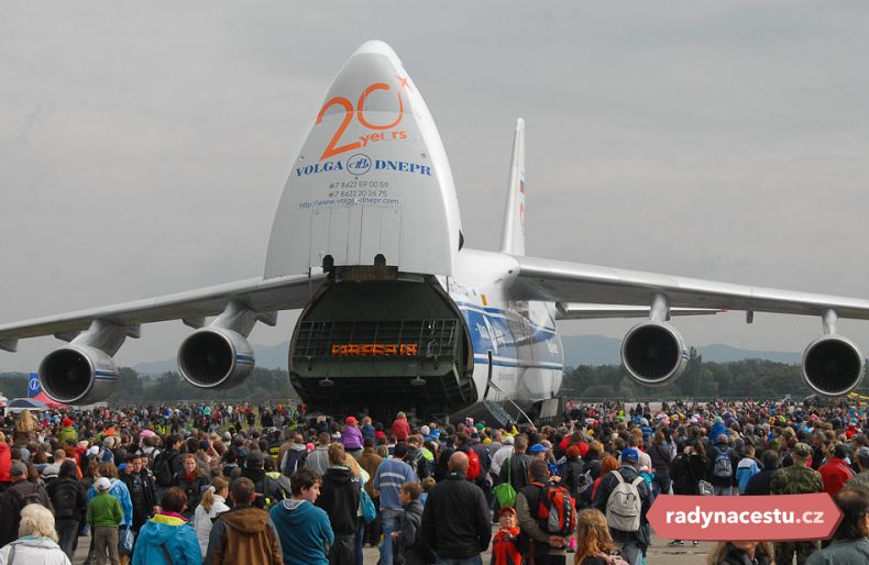 Diváci u obrovského ruského nákladního letounu Ruslan