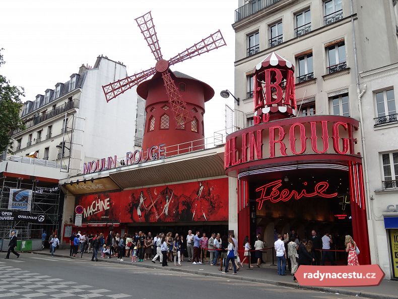 I přes den je kolem Moulin Rouge rušno