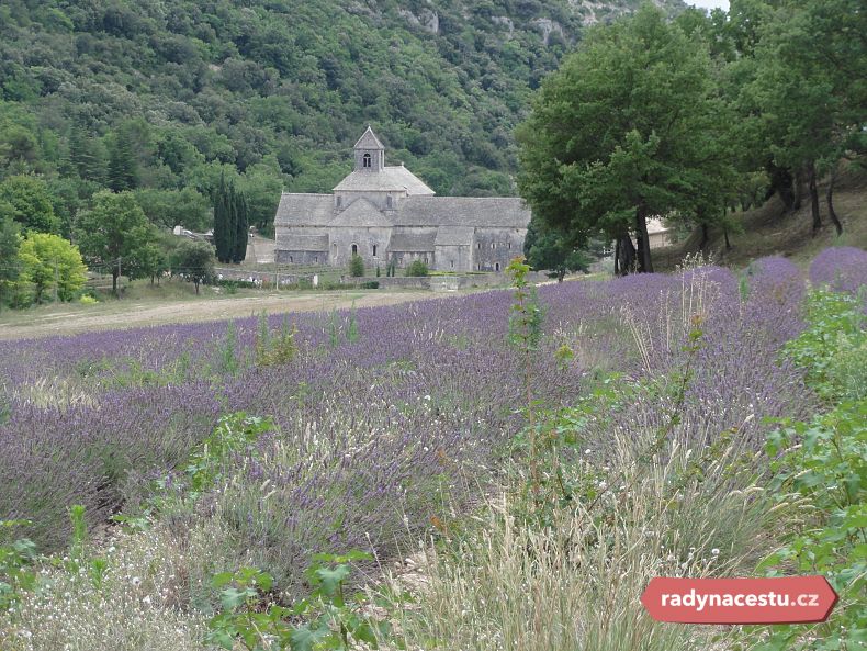Opatství Abbaye de Sénanque nechybí v žádném průvodci