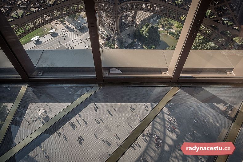Eiffelova věž, skleněná podlaha prvního patra