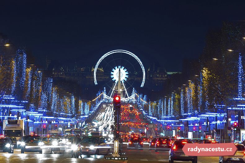 Vyzdobená Champs- Élysées je symbolem Vánoc v Paříži