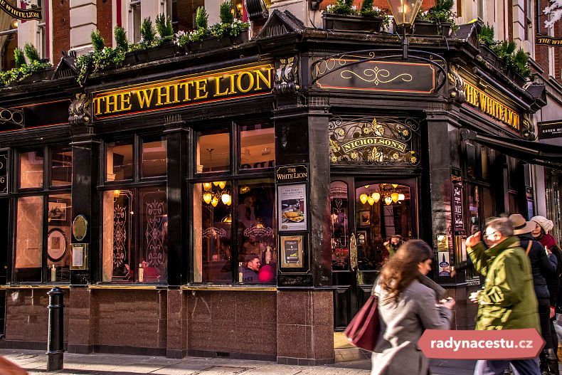Spláchnout nákupní horečku můžete v pubu The White Lion