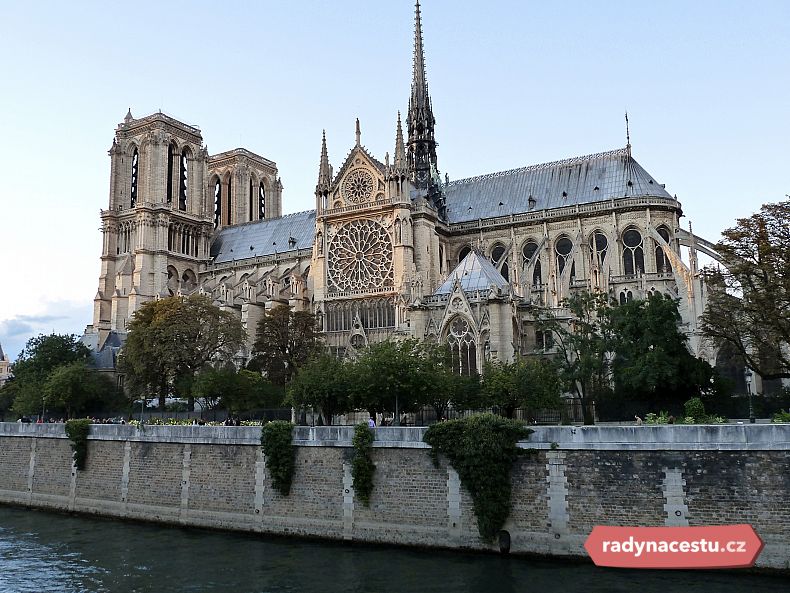 Katedrála Notre Dame je zasvěcena Panně Marii